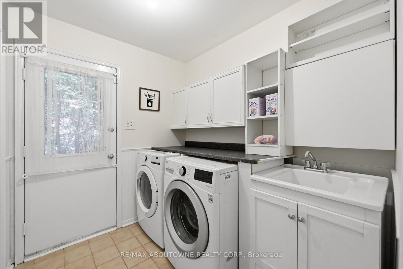 












572 HARMONY AVENUE

,
Burlington (Roseland),




Ontario
L7N3S8

