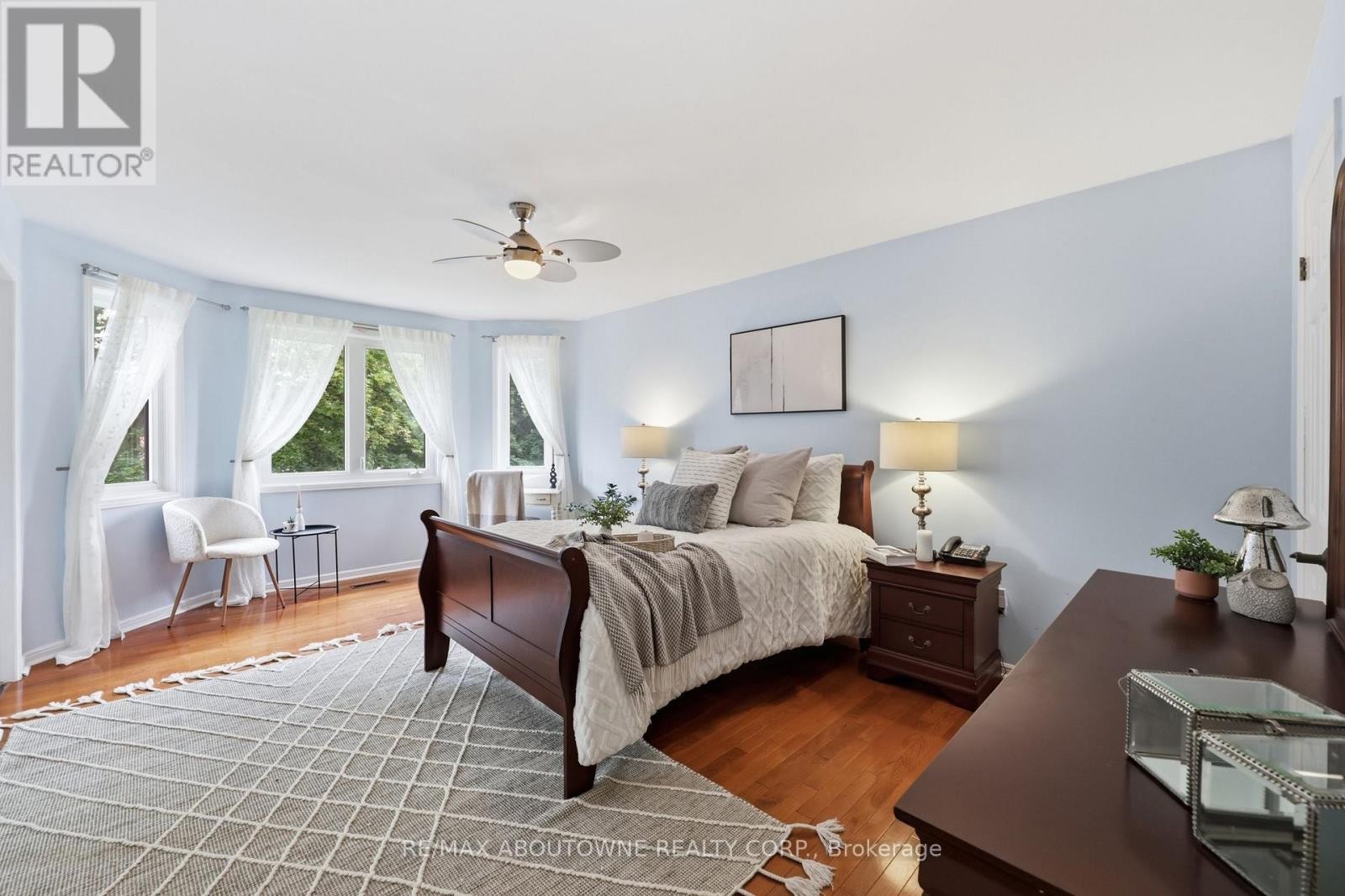 












572 HARMONY AVENUE

,
Burlington (Roseland),




Ontario
L7N3S8

