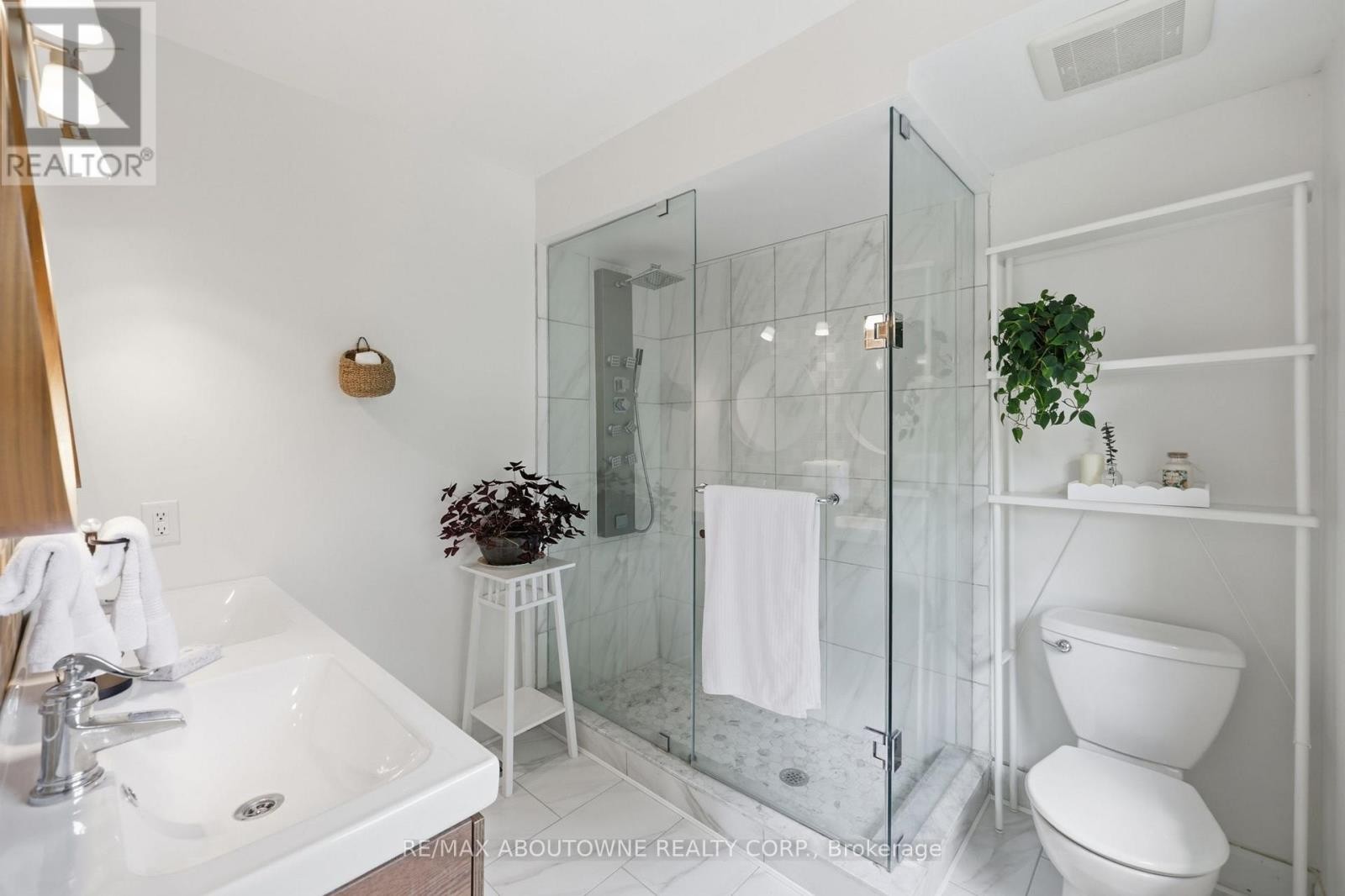












572 HARMONY AVENUE

,
Burlington (Roseland),




Ontario
L7N3S8

