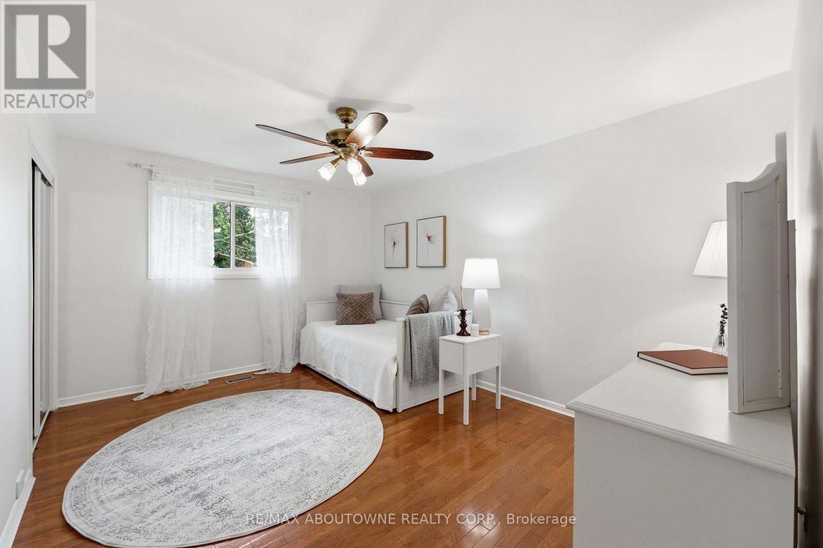 












572 HARMONY AVENUE

,
Burlington (Roseland),




Ontario
L7N3S8


