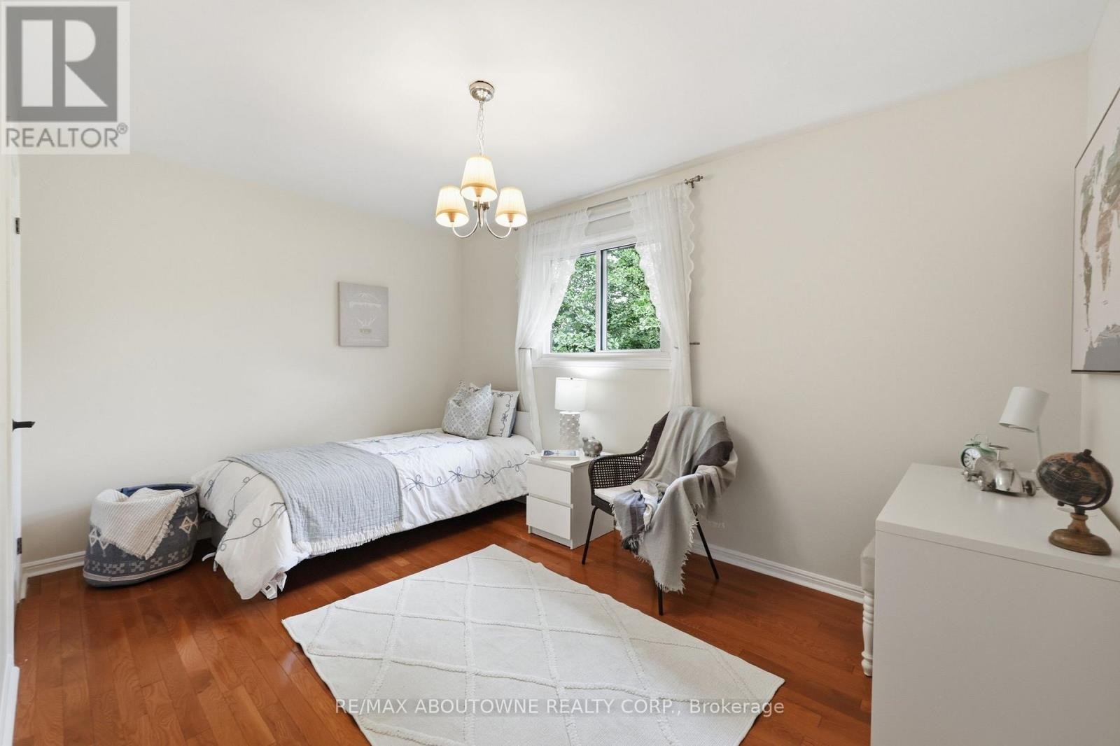 












572 HARMONY AVENUE

,
Burlington (Roseland),




Ontario
L7N3S8

