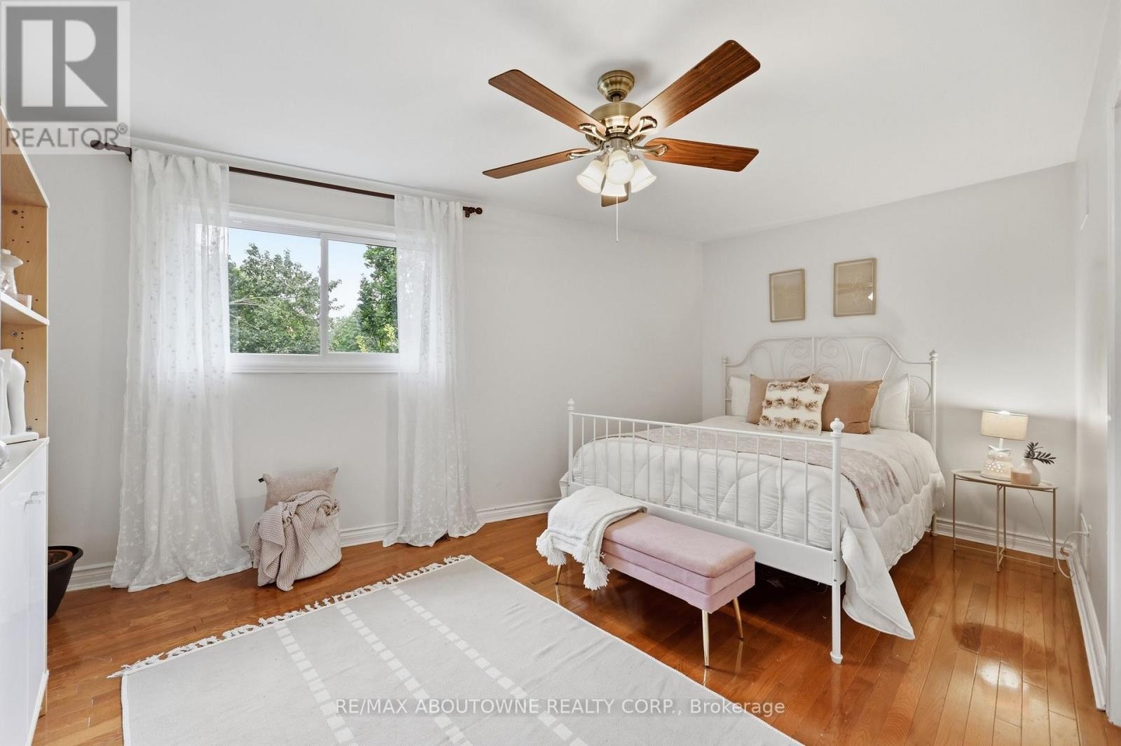 












572 HARMONY AVENUE

,
Burlington (Roseland),




Ontario
L7N3S8

