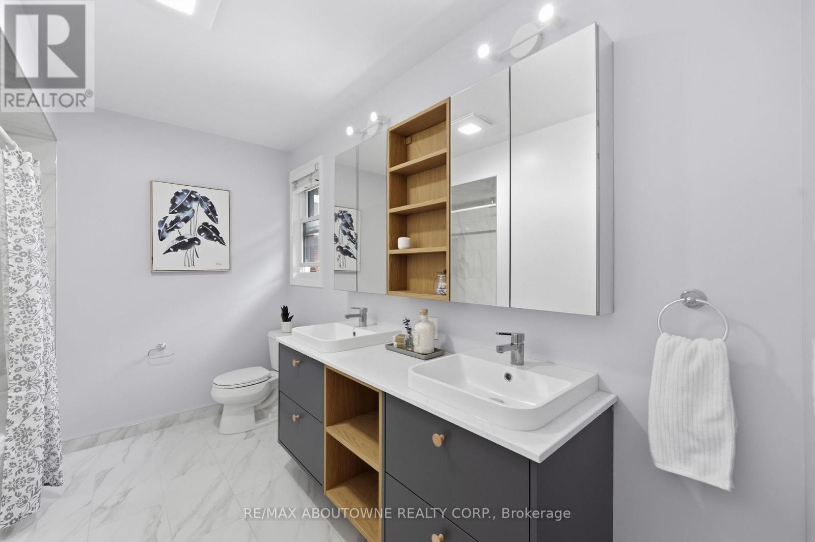 












572 HARMONY AVENUE

,
Burlington (Roseland),




Ontario
L7N3S8


