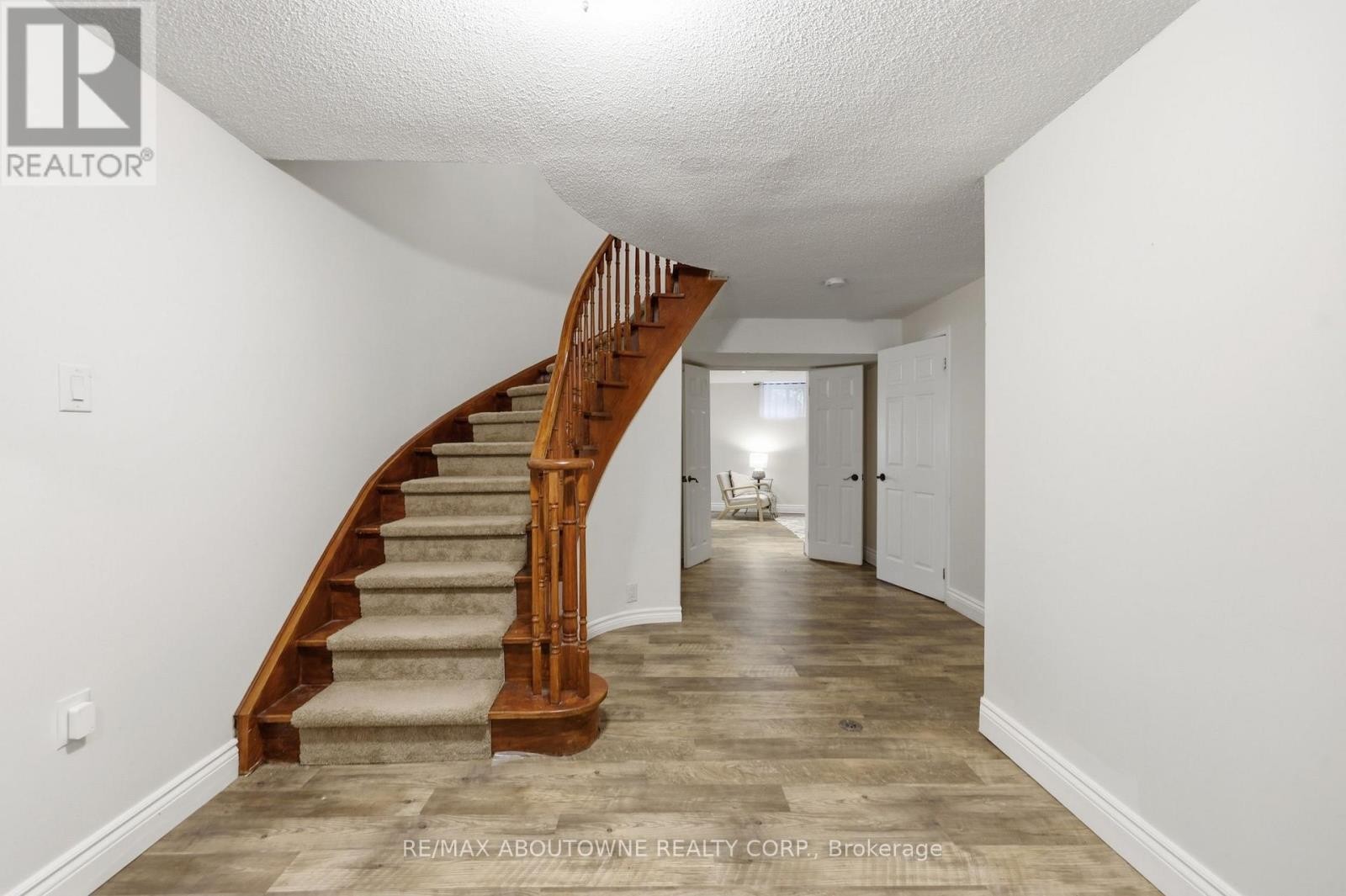 












572 HARMONY AVENUE

,
Burlington (Roseland),




Ontario
L7N3S8

