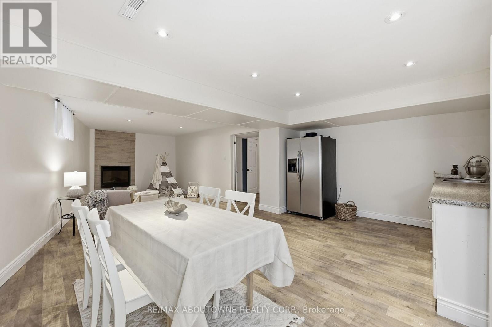












572 HARMONY AVENUE

,
Burlington (Roseland),




Ontario
L7N3S8

