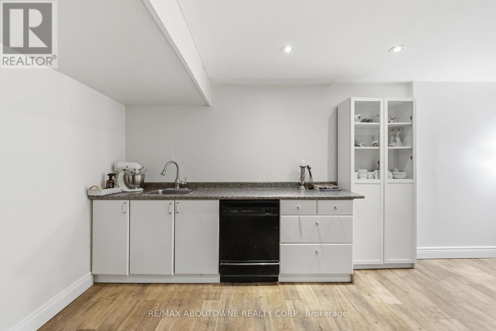 












572 HARMONY AVENUE

,
Burlington (Roseland),




Ontario
L7N3S8

