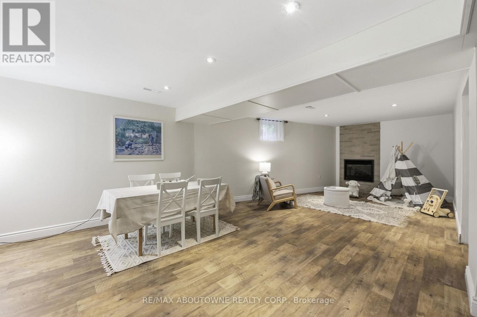 












572 HARMONY AVENUE

,
Burlington (Roseland),




Ontario
L7N3S8

