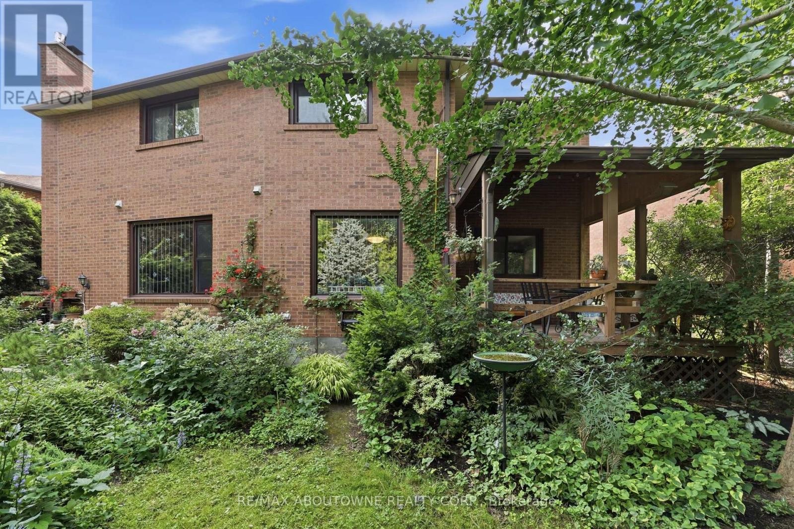 












572 HARMONY AVENUE

,
Burlington (Roseland),




Ontario
L7N3S8

