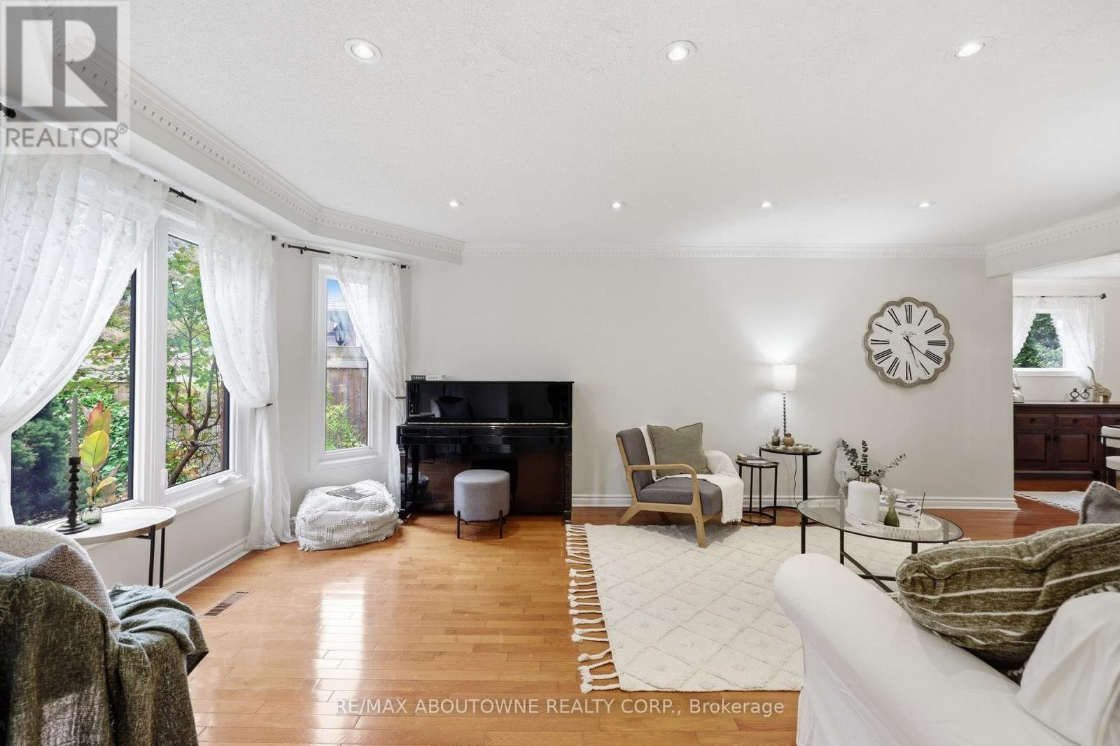 












572 HARMONY AVENUE

,
Burlington (Roseland),




Ontario
L7N3S8

