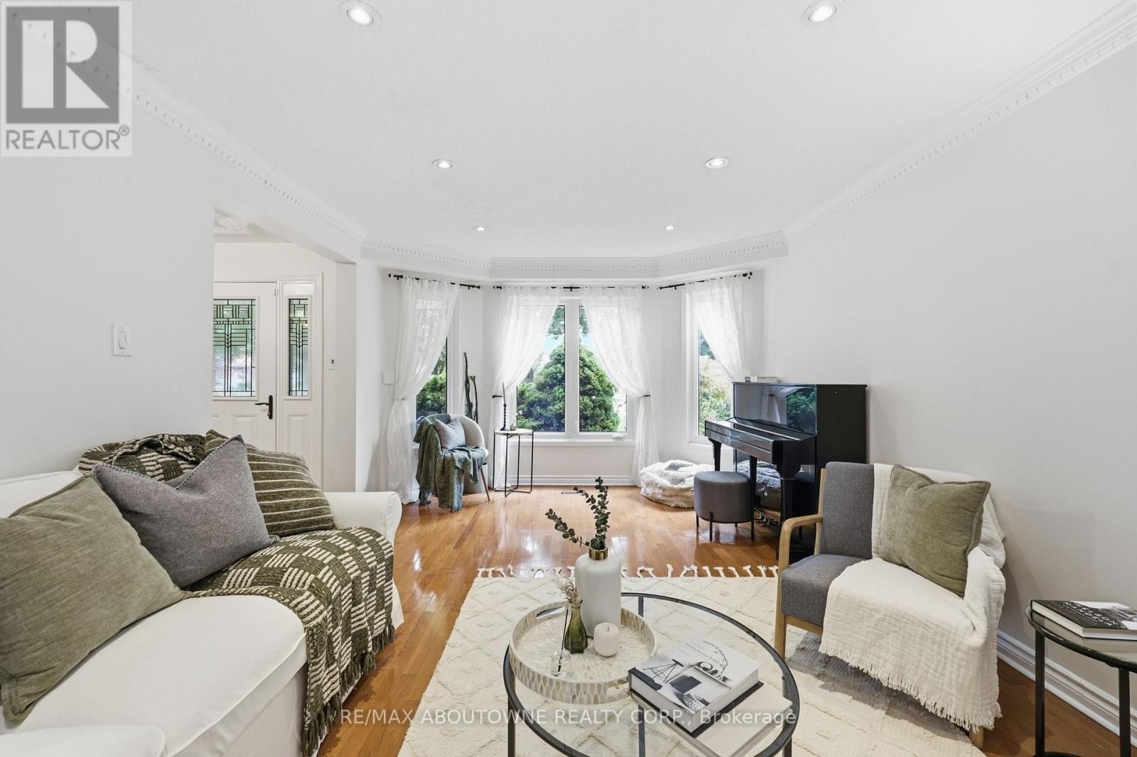 












572 HARMONY AVENUE

,
Burlington (Roseland),




Ontario
L7N3S8

