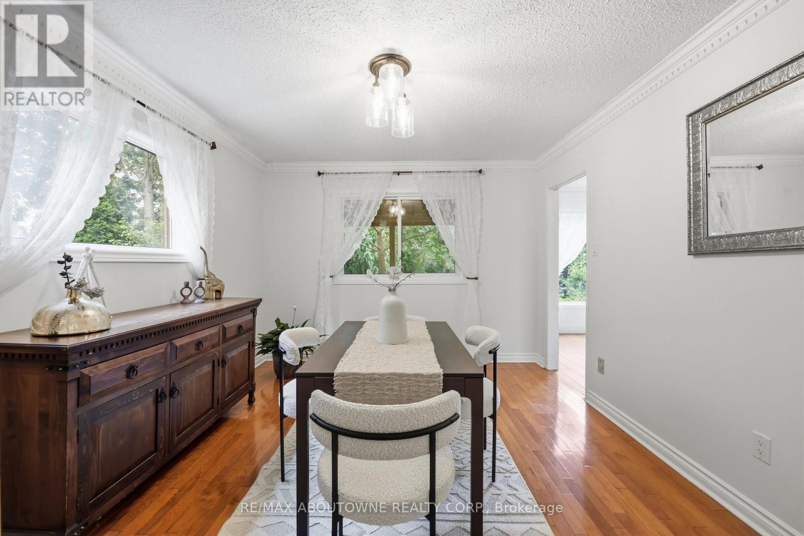 












572 HARMONY AVENUE

,
Burlington (Roseland),




Ontario
L7N3S8

