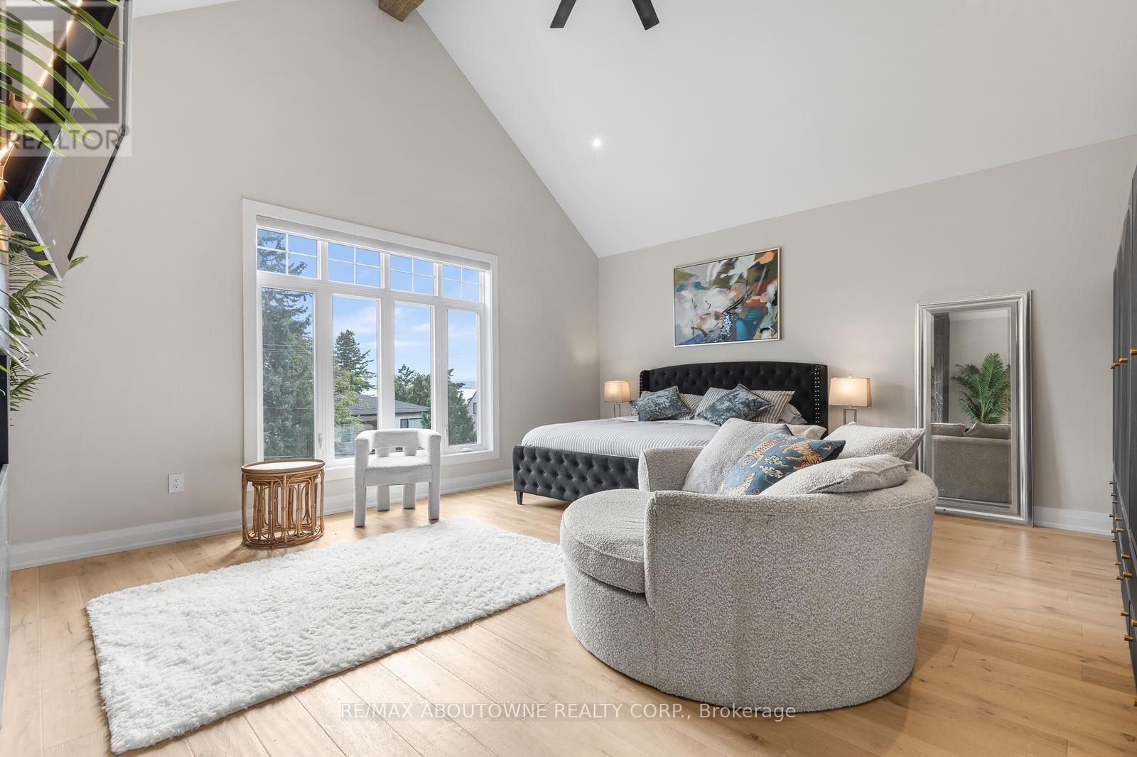 












293 NORTH SHORE BOULEVARD E

,
Burlington (LaSalle),




Ontario
L7T1W8

