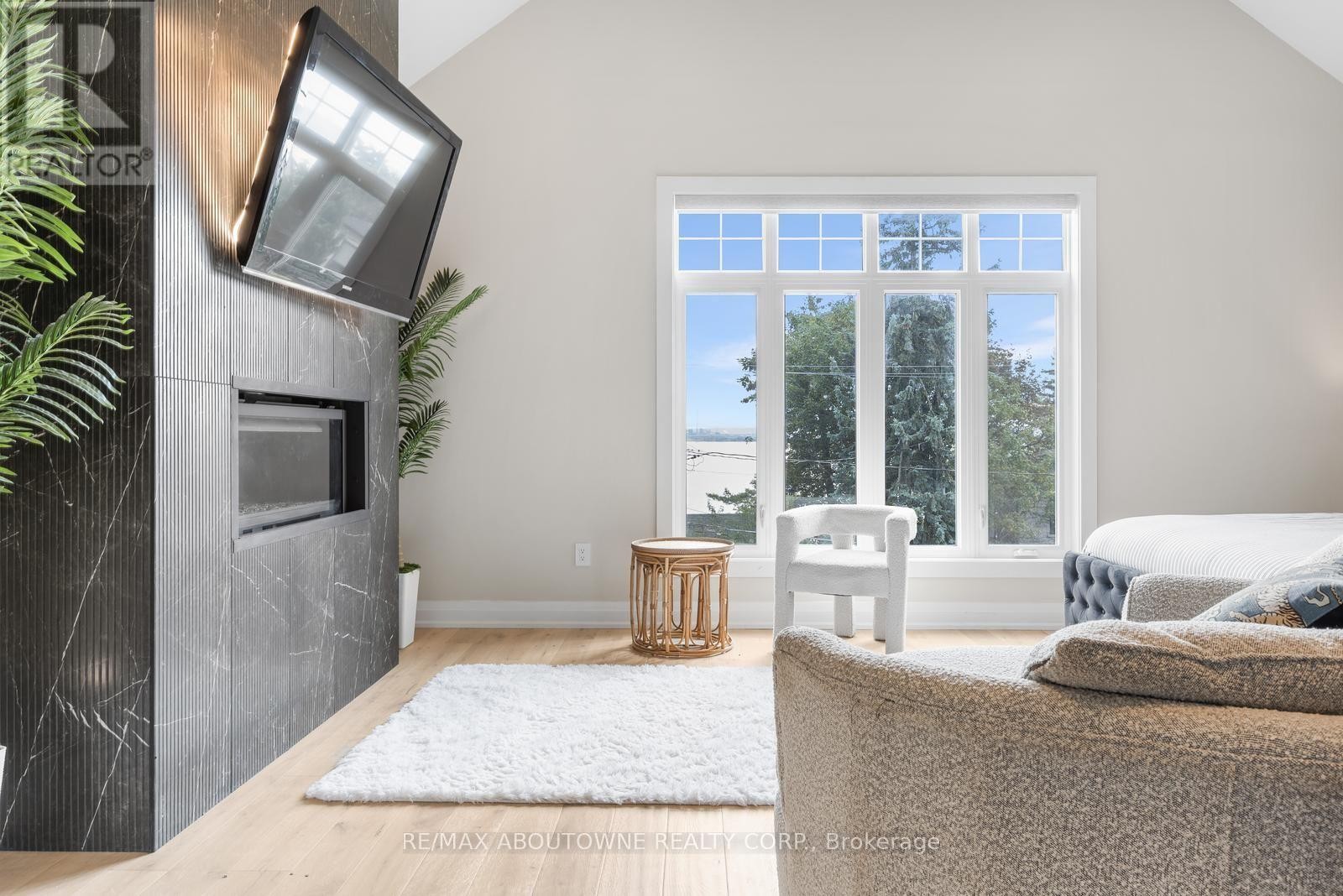 












293 NORTH SHORE BOULEVARD E

,
Burlington (LaSalle),




Ontario
L7T1W8

