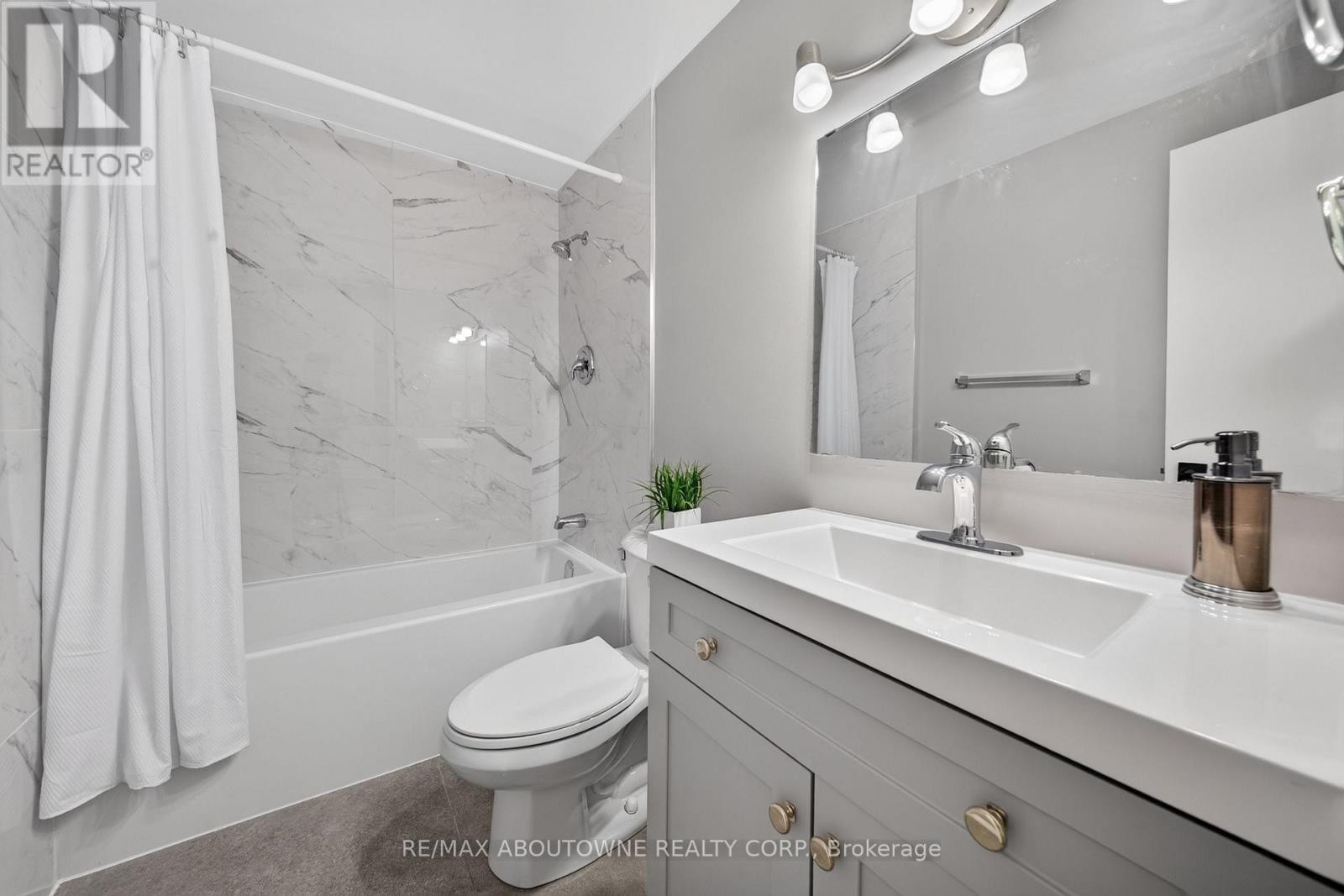 












4353 SAWMILL VALLEY DRIVE

,
Mississauga (Erin Mills),




Ontario
L5L3L3


