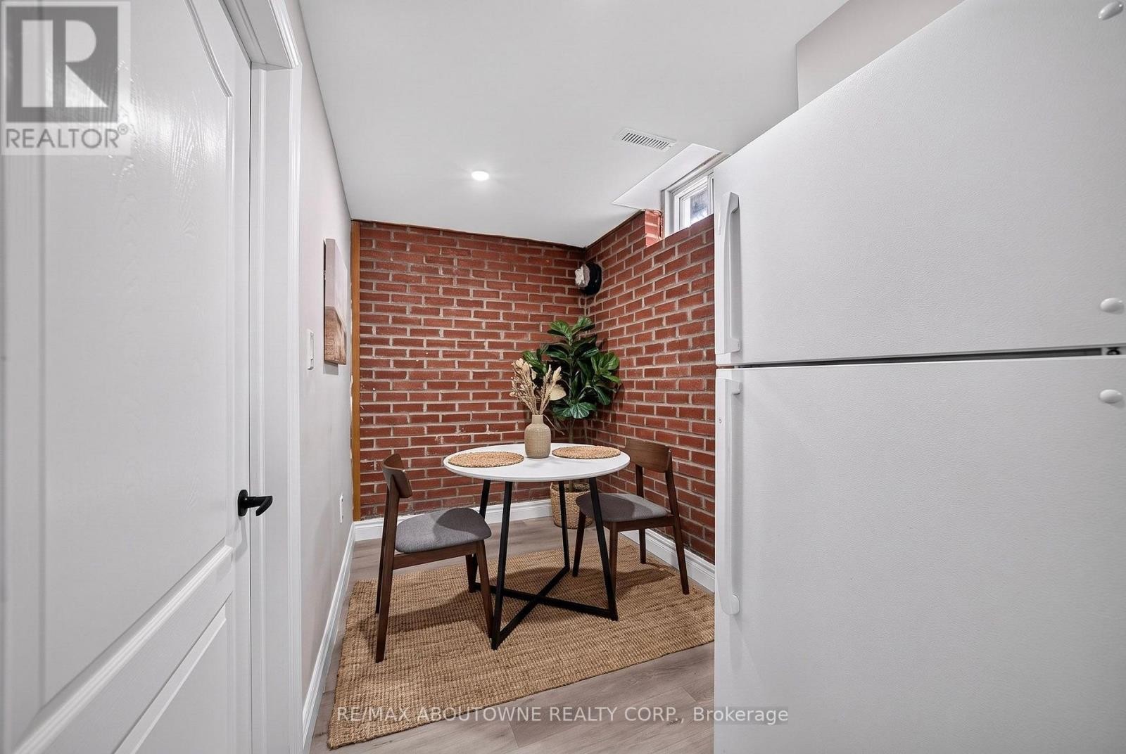 












668 GREYCEDAR CRESCENT

,
Mississauga (Rathwood),




Ontario
L4W3J7

