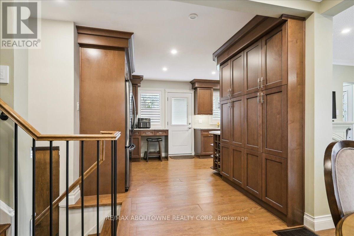 












2033 SAXON ROAD

,
Oakville (WO West),




Ontario
L6L2V1

