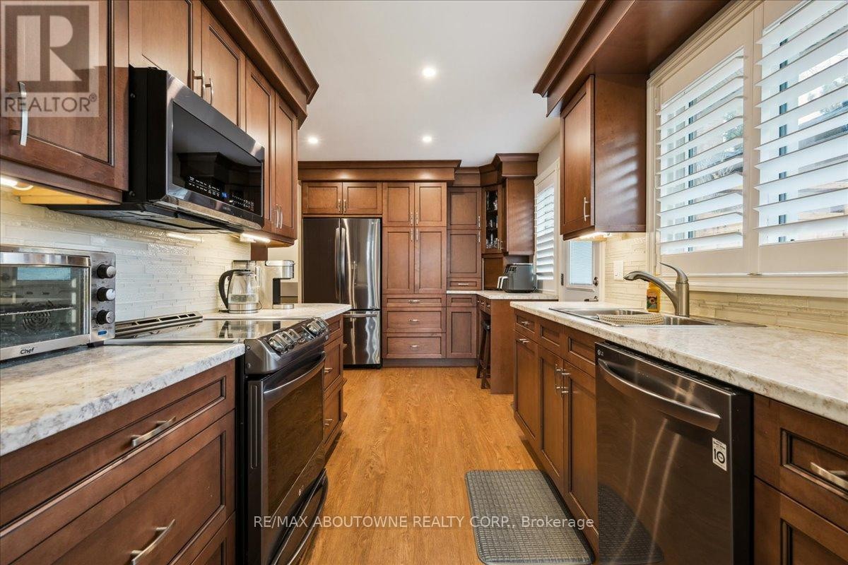 












2033 SAXON ROAD

,
Oakville (WO West),




Ontario
L6L2V1

