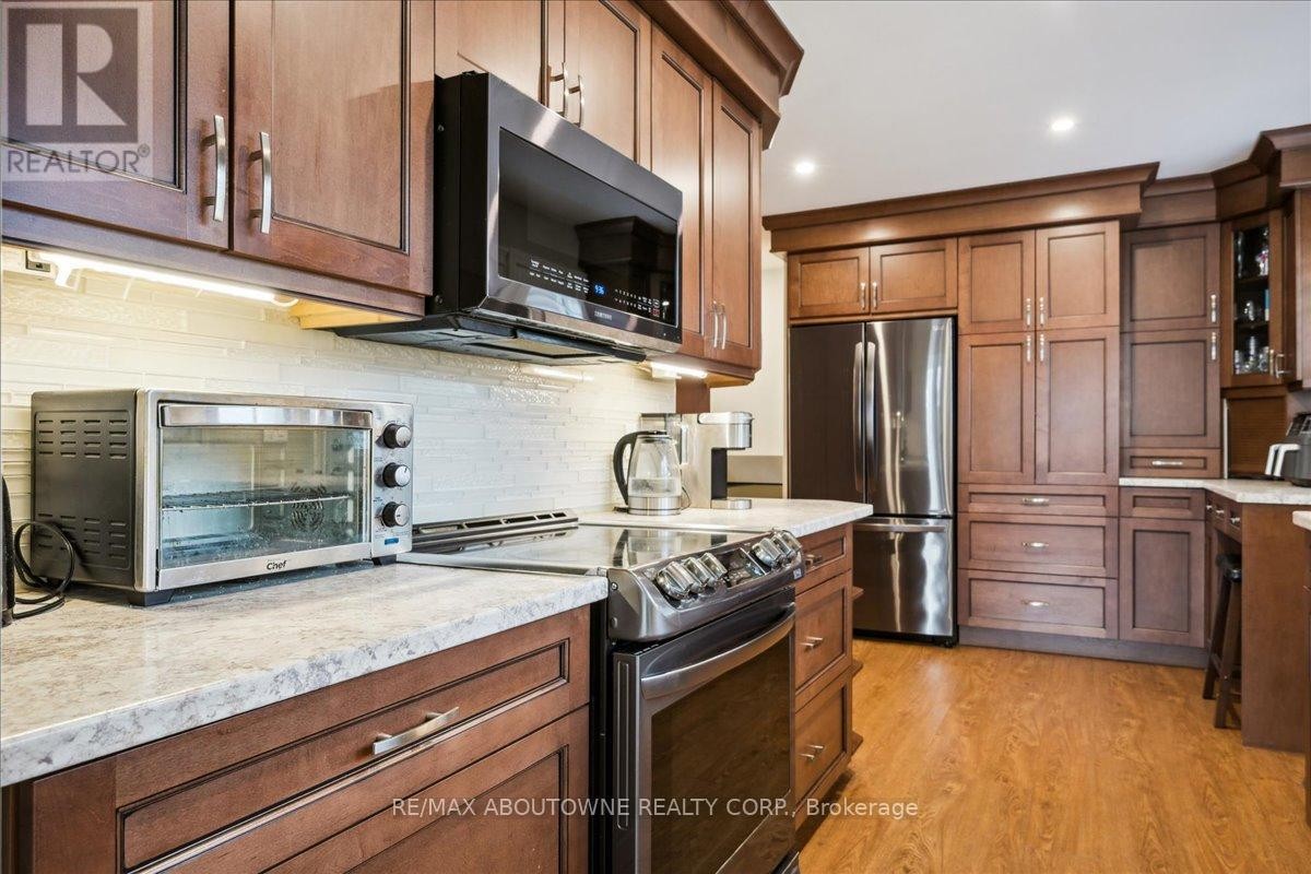 












2033 SAXON ROAD

,
Oakville (WO West),




Ontario
L6L2V1

