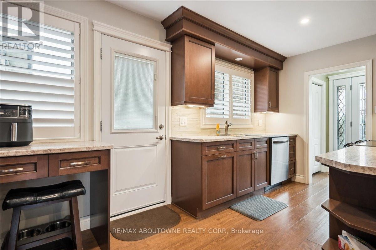 












2033 SAXON ROAD

,
Oakville (WO West),




Ontario
L6L2V1

