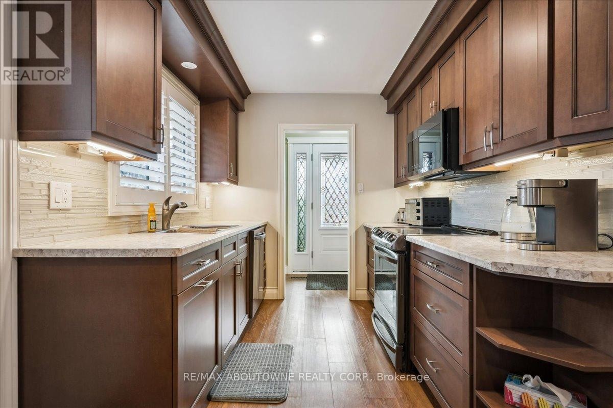 












2033 SAXON ROAD

,
Oakville (WO West),




Ontario
L6L2V1

