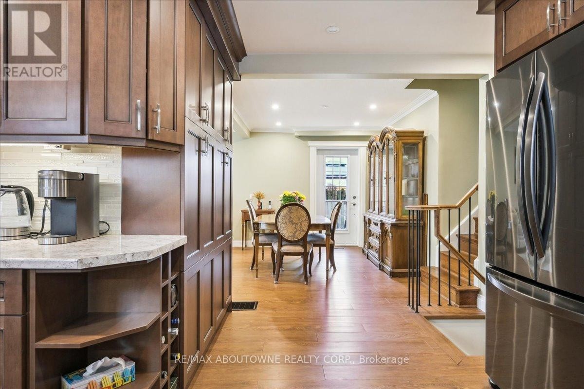 












2033 SAXON ROAD

,
Oakville (WO West),




Ontario
L6L2V1

