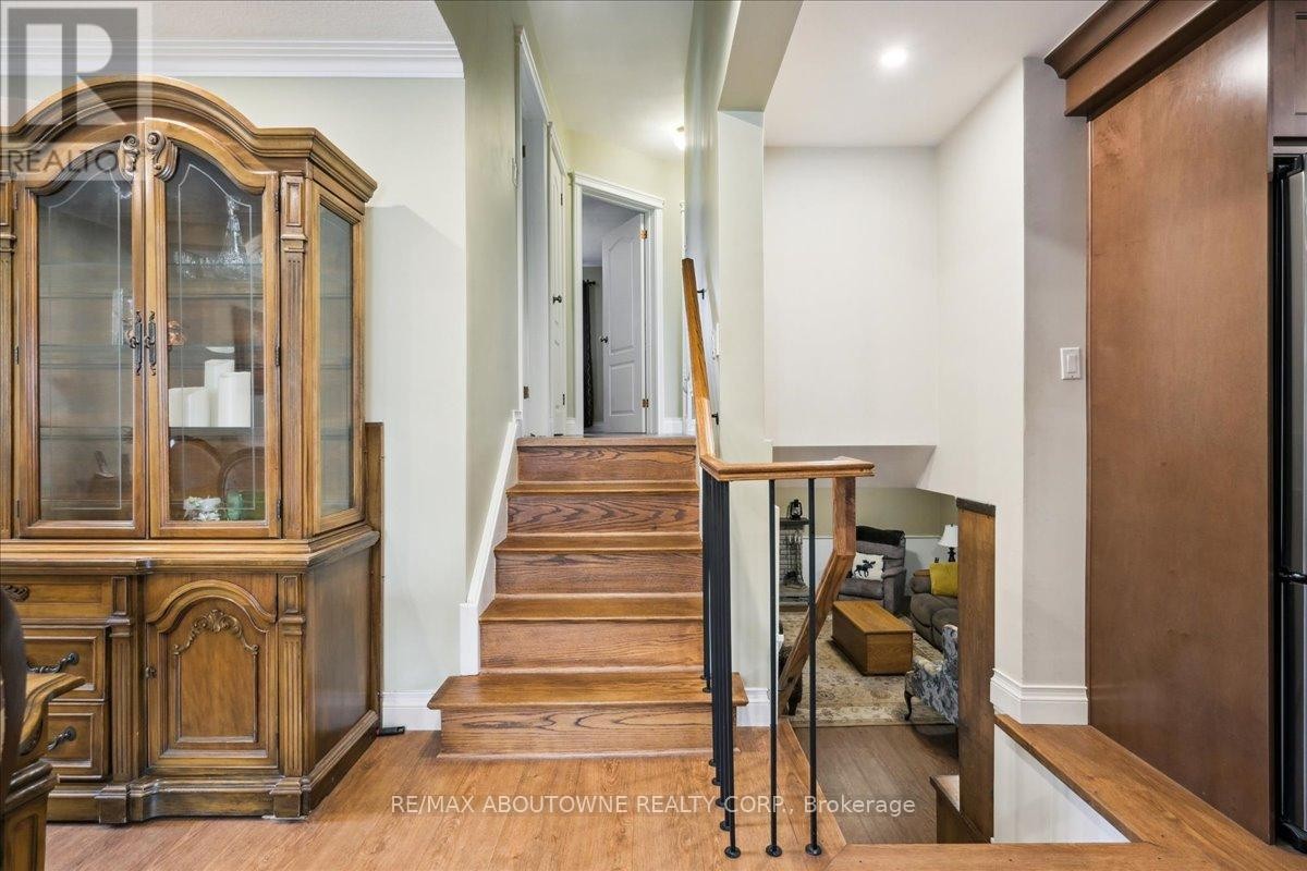 












2033 SAXON ROAD

,
Oakville (WO West),




Ontario
L6L2V1

