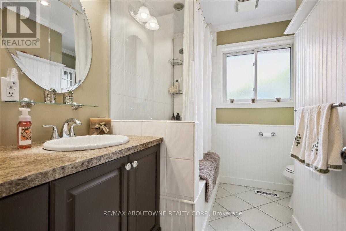 












2033 SAXON ROAD

,
Oakville (WO West),




Ontario
L6L2V1

