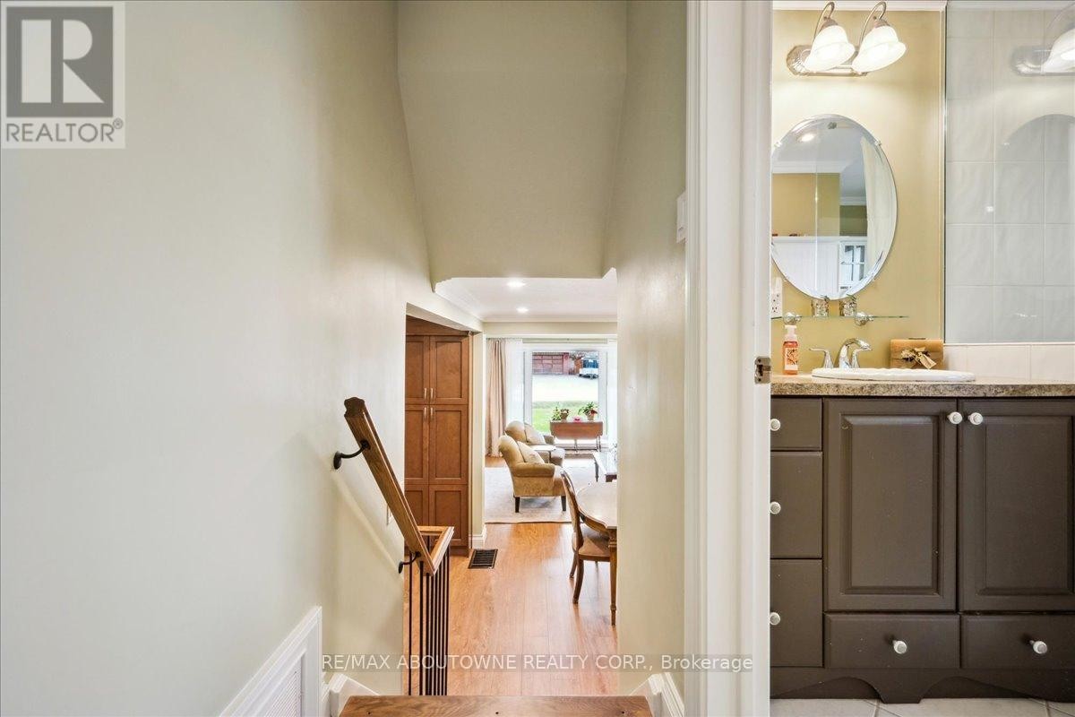 












2033 SAXON ROAD

,
Oakville (WO West),




Ontario
L6L2V1

