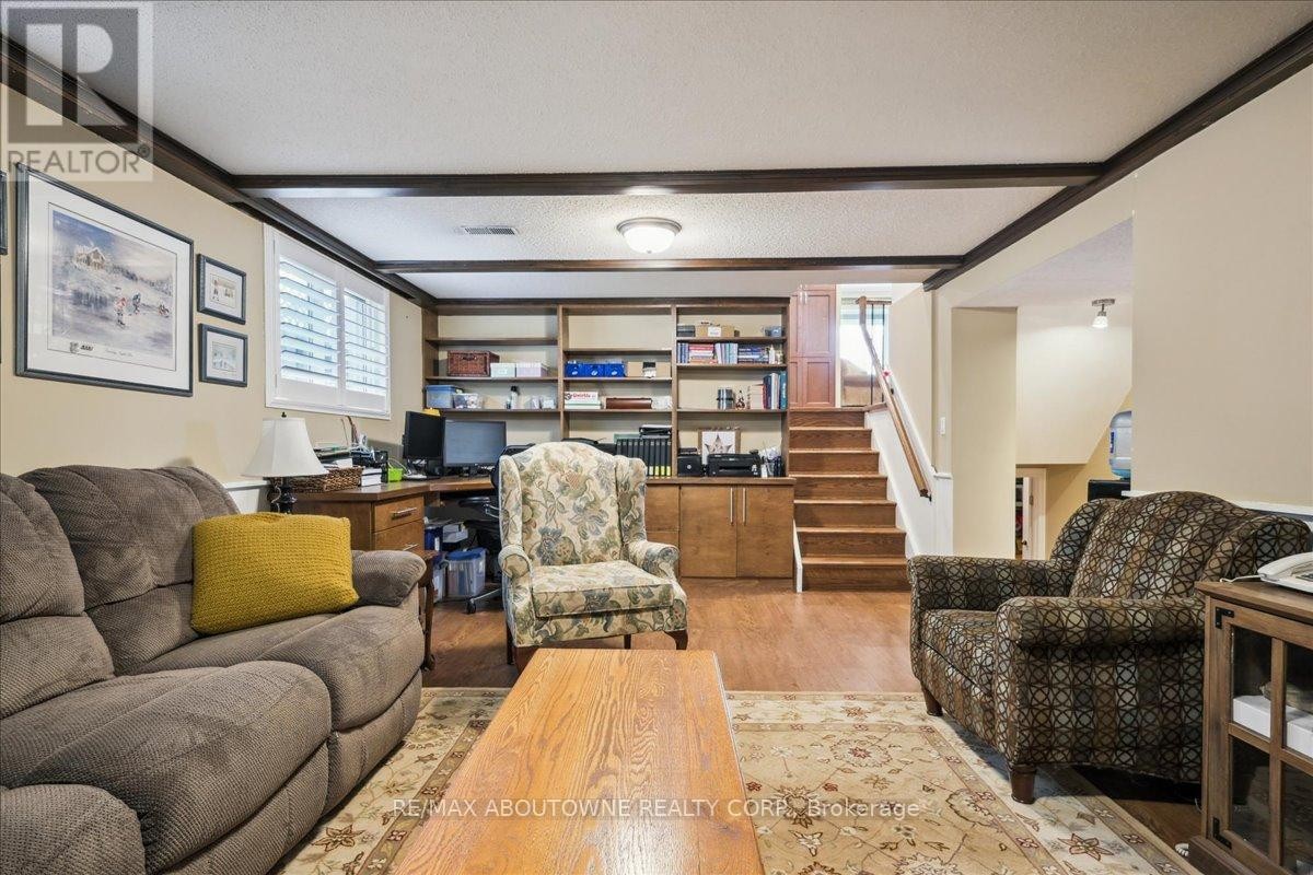 












2033 SAXON ROAD

,
Oakville (WO West),




Ontario
L6L2V1

