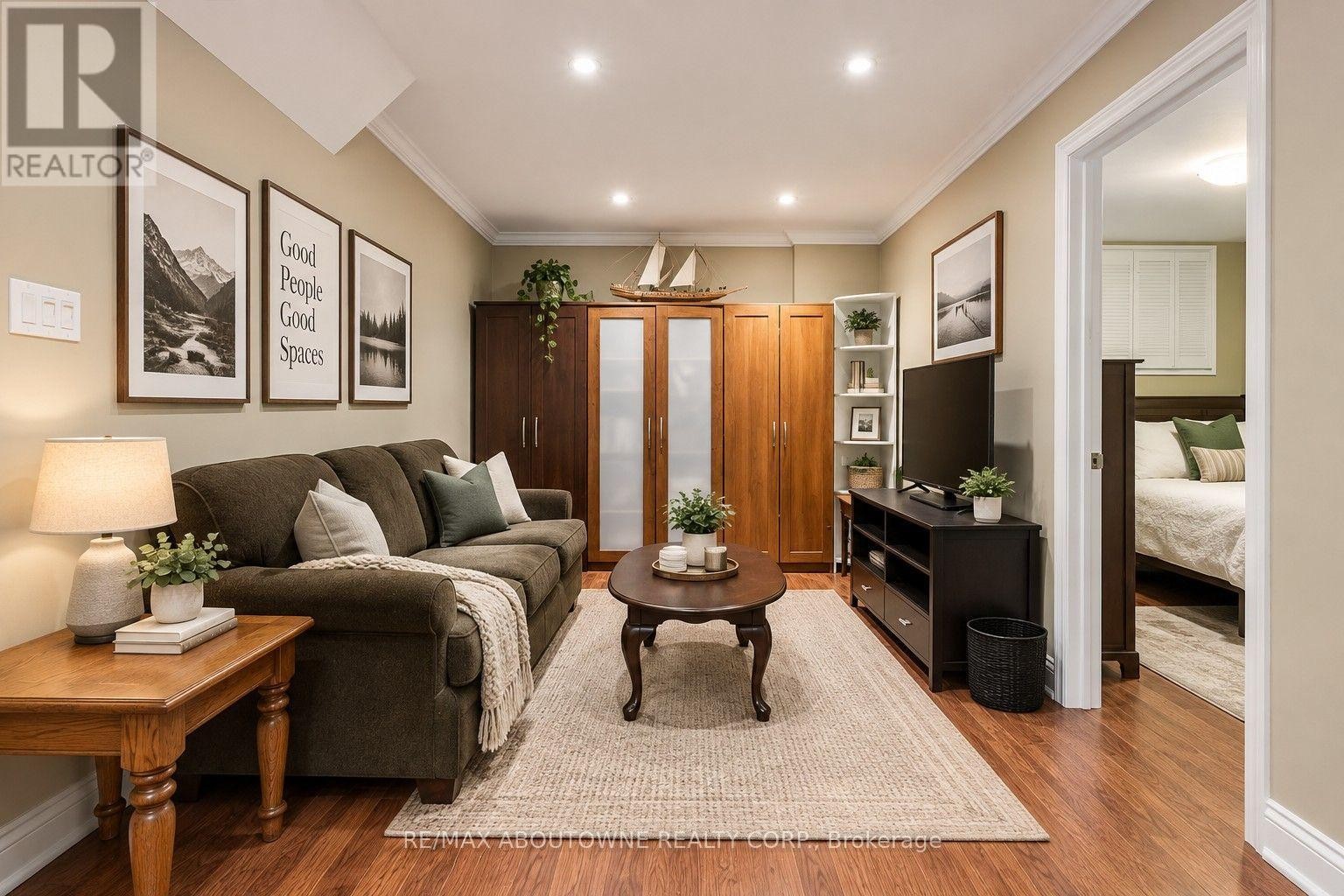 












2033 SAXON ROAD

,
Oakville (WO West),




Ontario
L6L2V1

