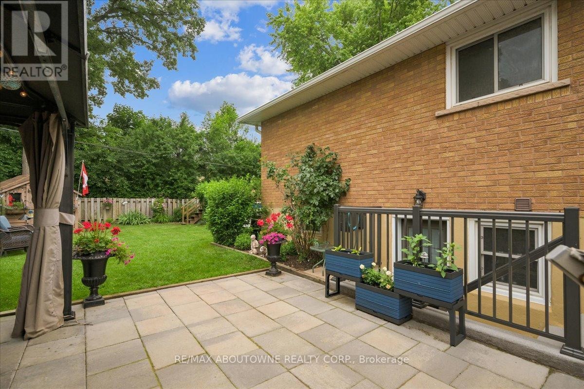 












2033 SAXON ROAD

,
Oakville (WO West),




Ontario
L6L2V1

