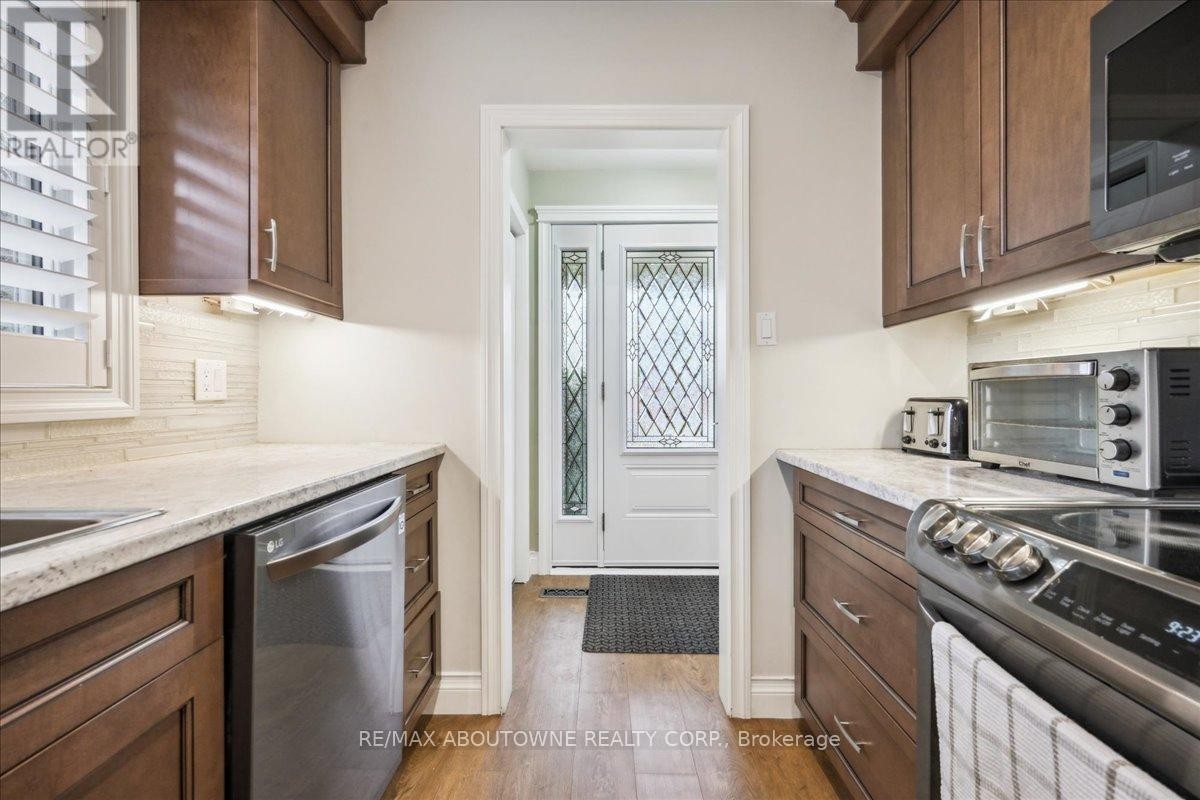 












2033 SAXON ROAD

,
Oakville (WO West),




Ontario
L6L2V1

