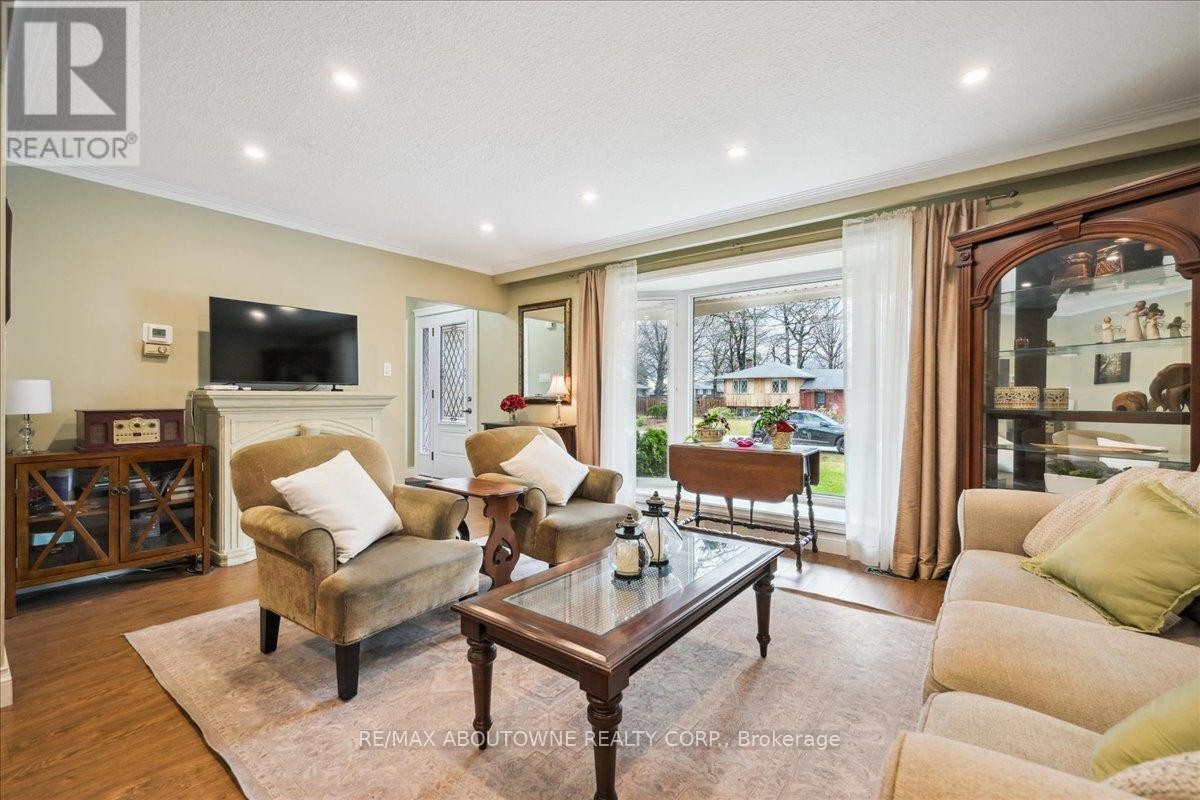 












2033 SAXON ROAD

,
Oakville (WO West),




Ontario
L6L2V1

