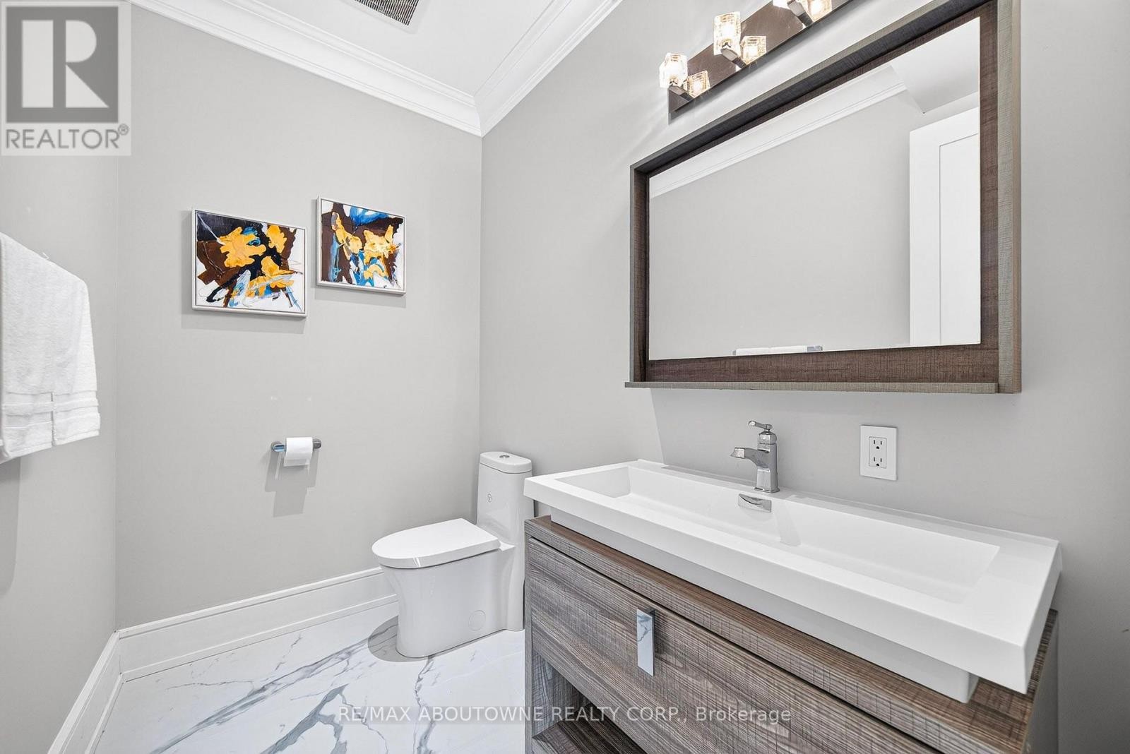 












408 SEABOURNE DRIVE

,
Oakville (WO West),




Ontario
L6L4G1

