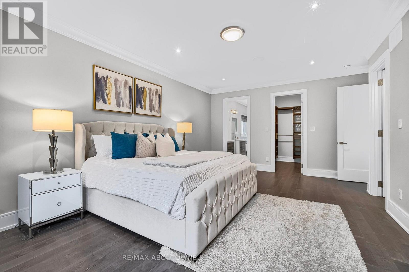 












408 SEABOURNE DRIVE

,
Oakville (WO West),




Ontario
L6L4G1

