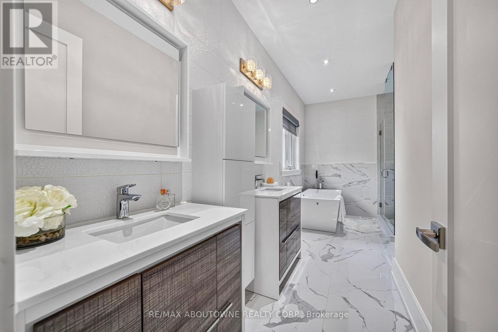 












408 SEABOURNE DRIVE

,
Oakville (WO West),




Ontario
L6L4G1

