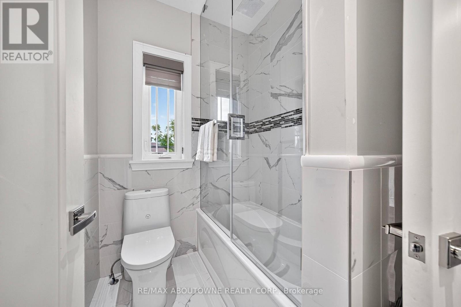 












408 SEABOURNE DRIVE

,
Oakville (WO West),




Ontario
L6L4G1

