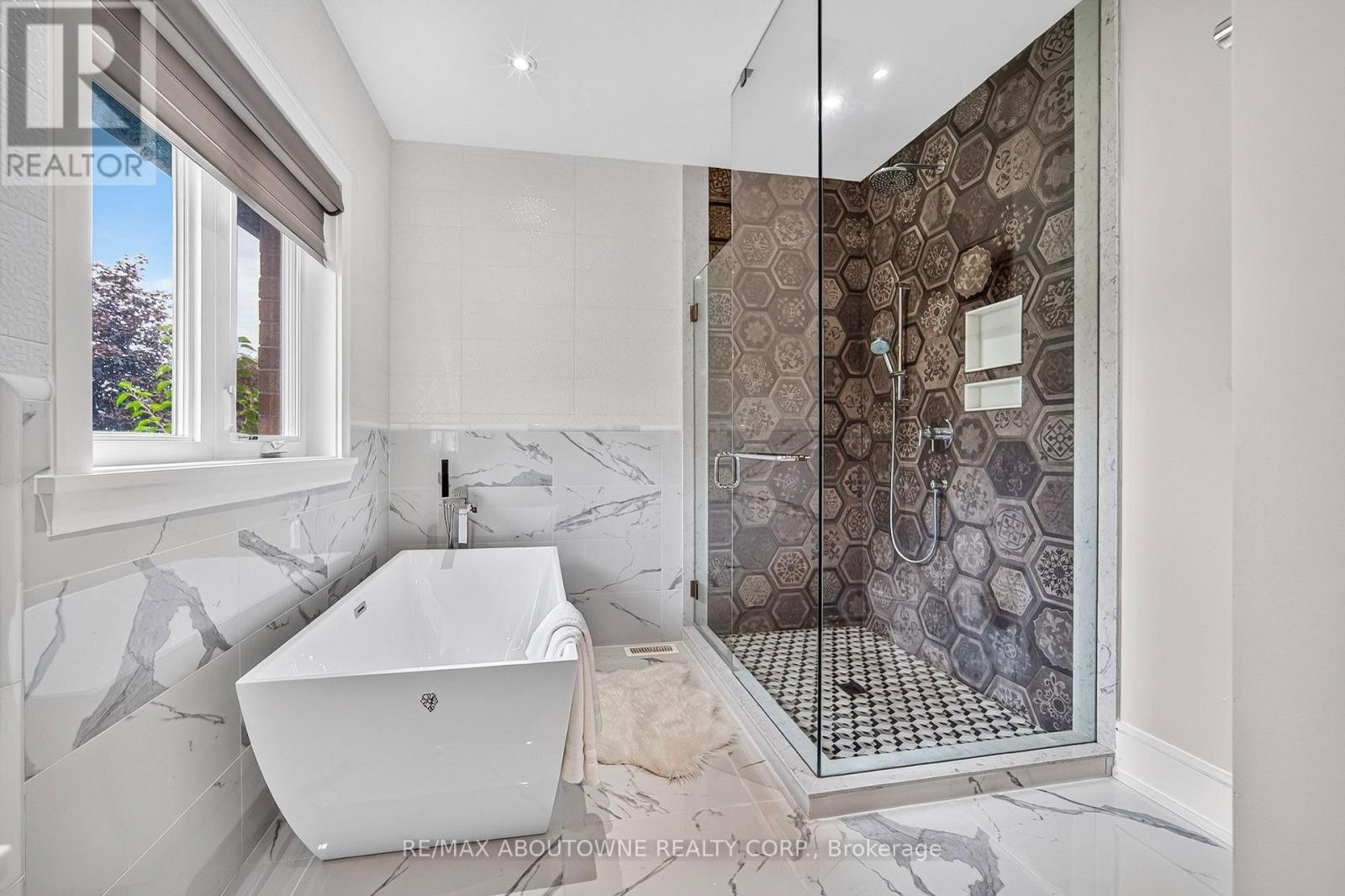 












408 SEABOURNE DRIVE

,
Oakville (WO West),




Ontario
L6L4G1

