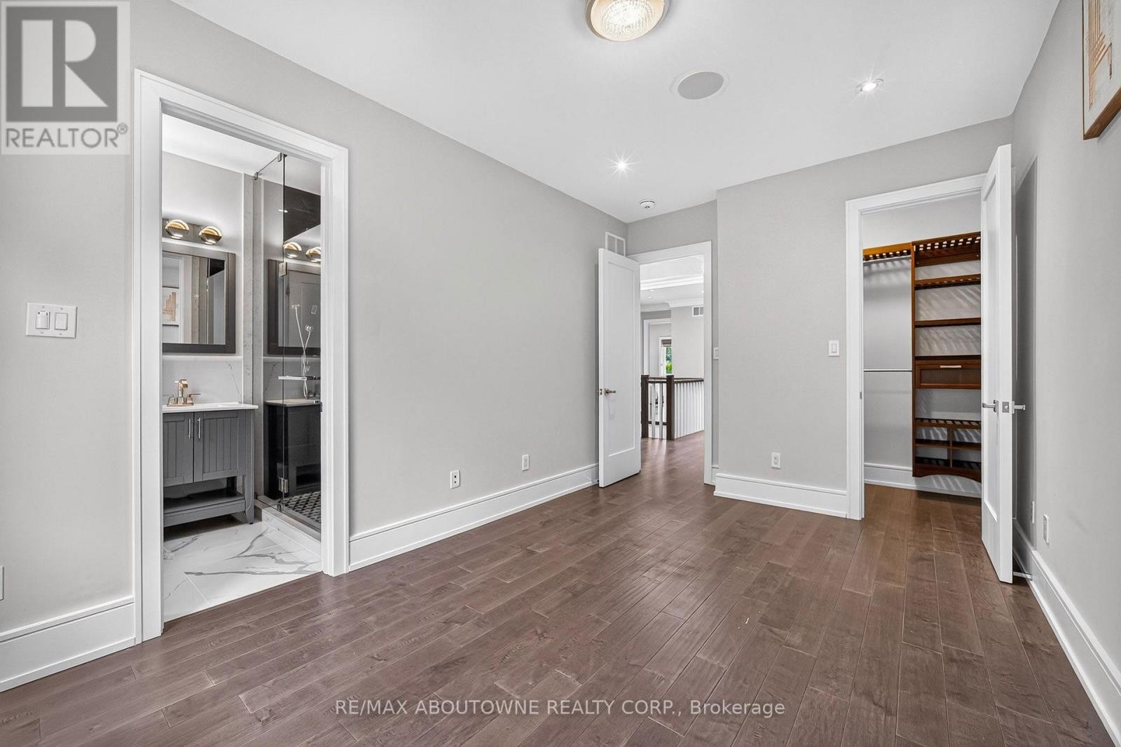 












408 SEABOURNE DRIVE

,
Oakville (WO West),




Ontario
L6L4G1

