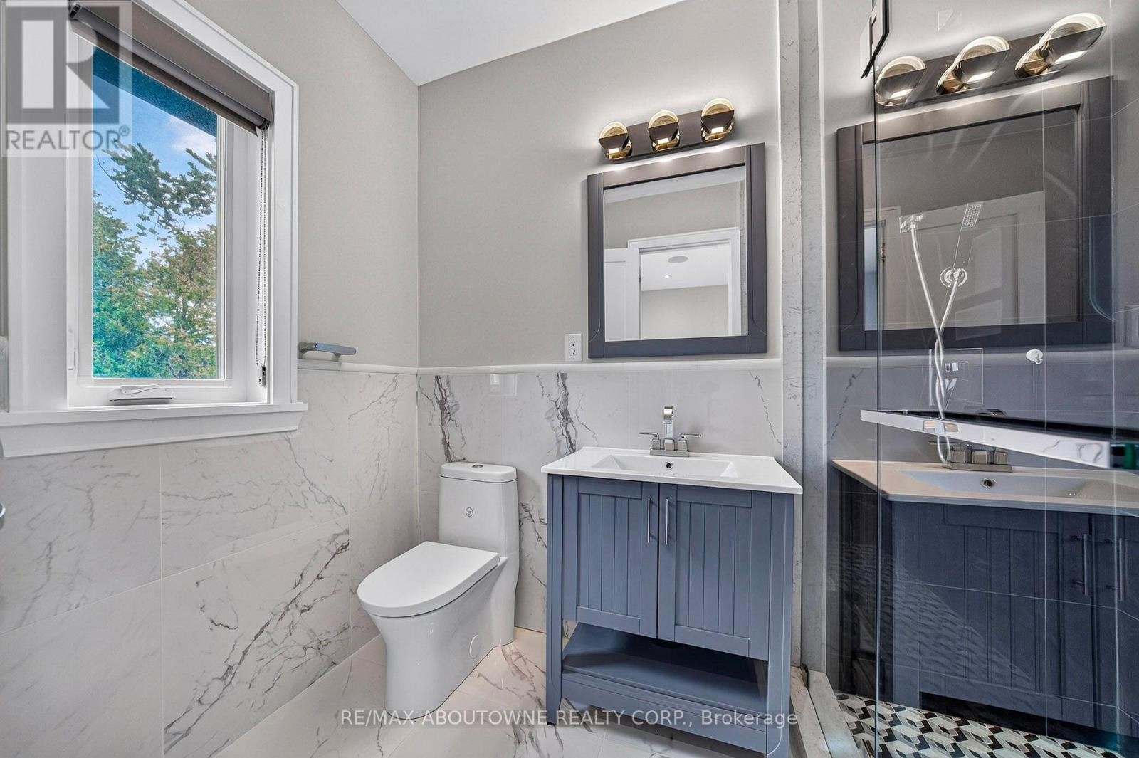 












408 SEABOURNE DRIVE

,
Oakville (WO West),




Ontario
L6L4G1

