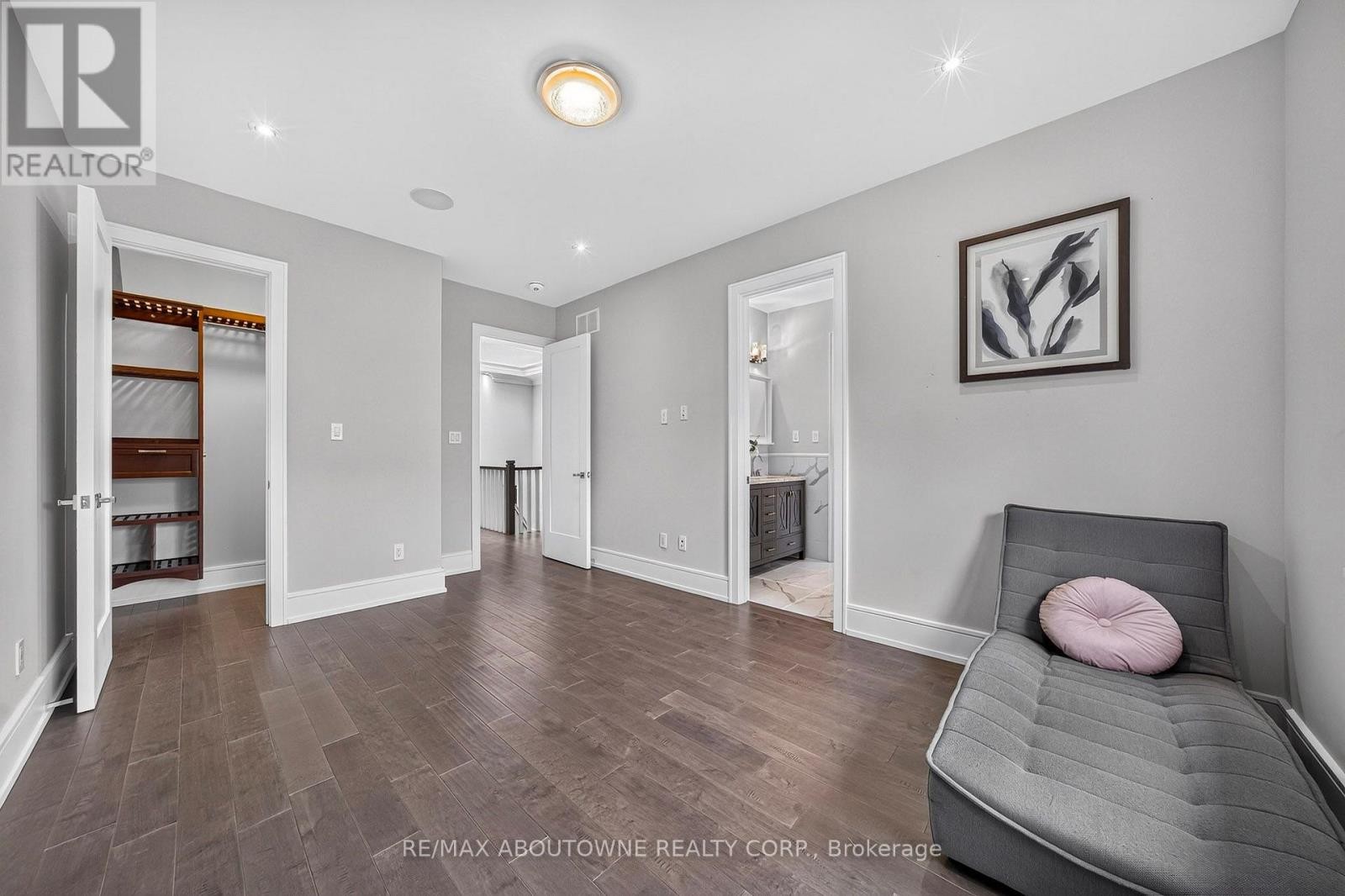 












408 SEABOURNE DRIVE

,
Oakville (WO West),




Ontario
L6L4G1

