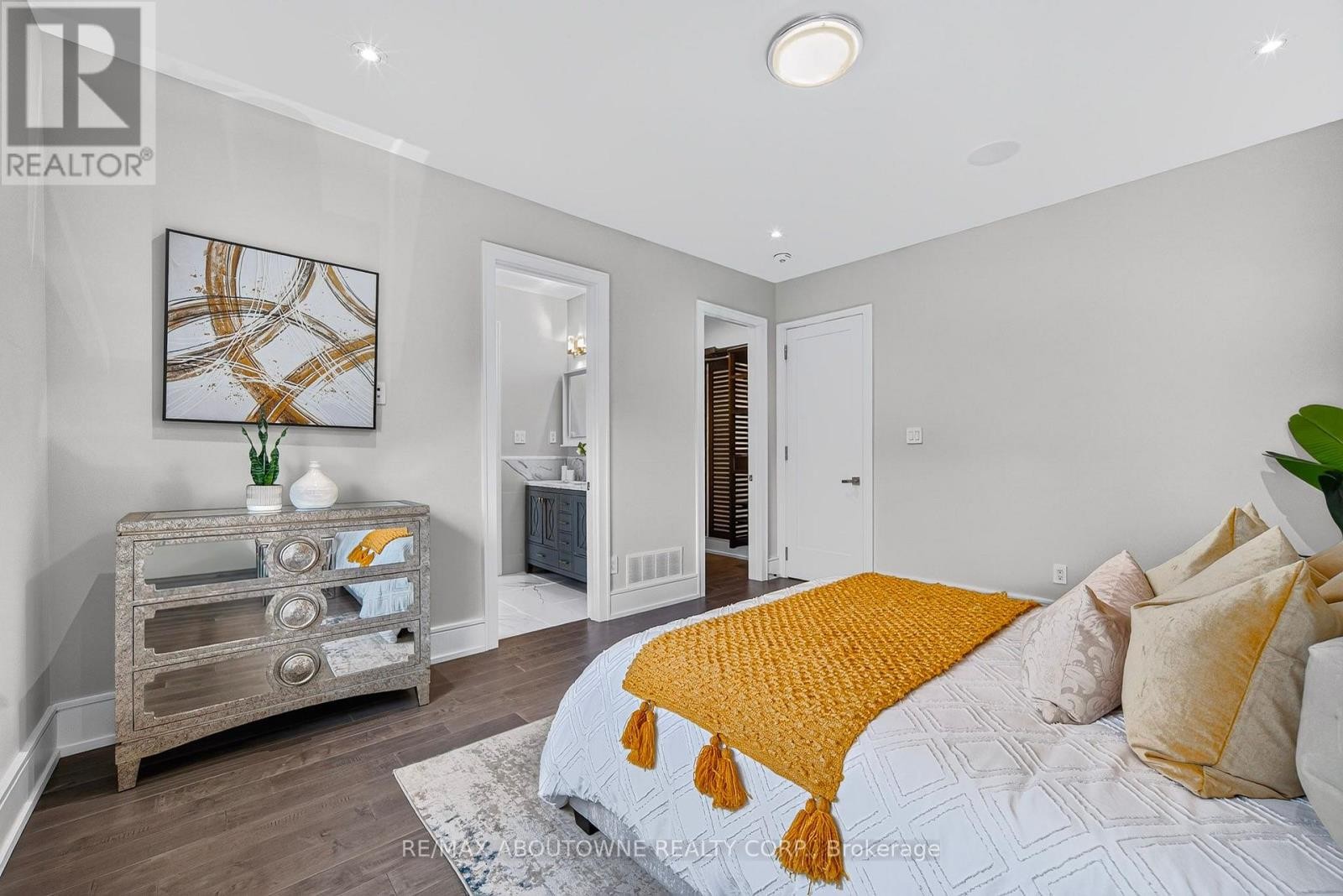 












408 SEABOURNE DRIVE

,
Oakville (WO West),




Ontario
L6L4G1

