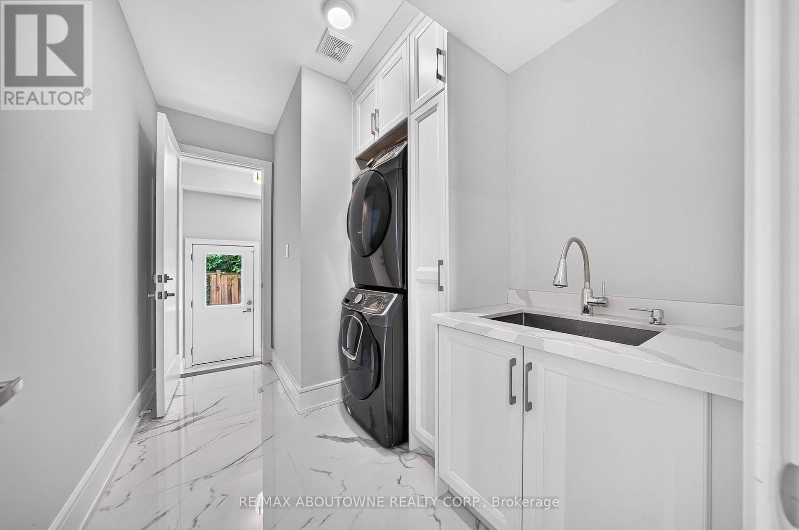 












408 SEABOURNE DRIVE

,
Oakville (WO West),




Ontario
L6L4G1

