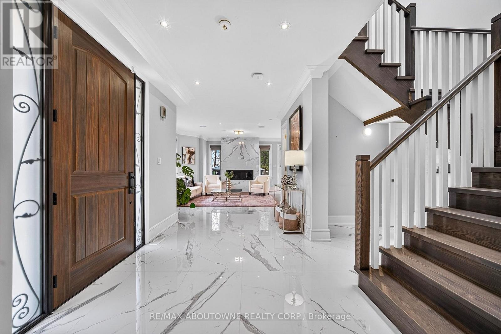 












408 SEABOURNE DRIVE

,
Oakville (WO West),




Ontario
L6L4G1

