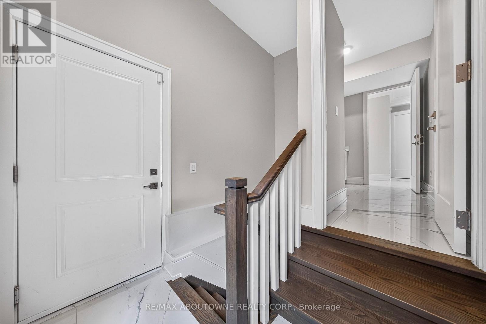 












408 SEABOURNE DRIVE

,
Oakville (WO West),




Ontario
L6L4G1

