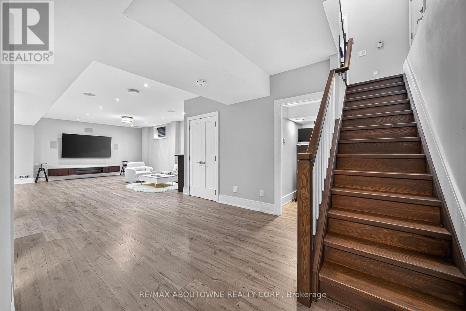 












408 SEABOURNE DRIVE

,
Oakville (WO West),




Ontario
L6L4G1

