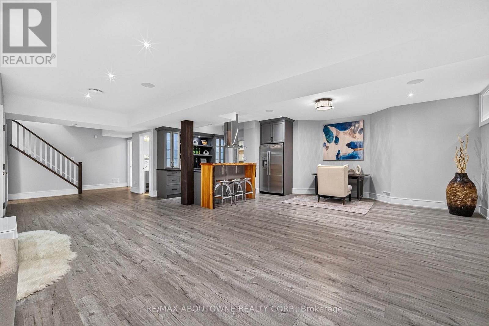 












408 SEABOURNE DRIVE

,
Oakville (WO West),




Ontario
L6L4G1

