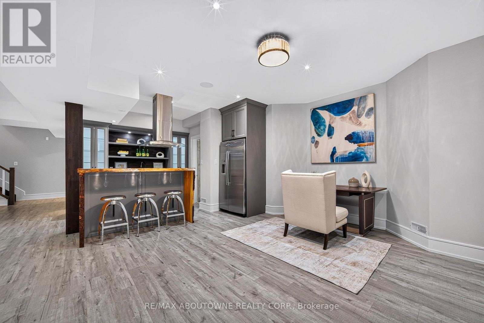 












408 SEABOURNE DRIVE

,
Oakville (WO West),




Ontario
L6L4G1

