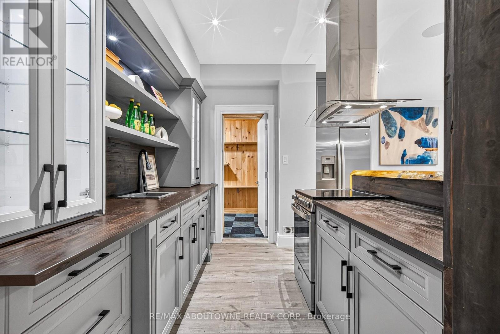












408 SEABOURNE DRIVE

,
Oakville (WO West),




Ontario
L6L4G1

