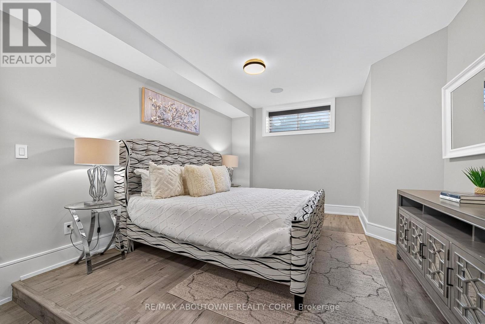 












408 SEABOURNE DRIVE

,
Oakville (WO West),




Ontario
L6L4G1

